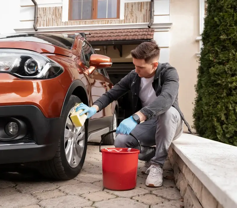 Lavage auto à domicile Monterblanc : professionnel intervenant sur un véhicule